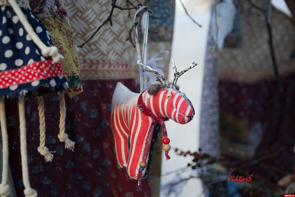 Городская новогодняя ярмарка развернулась на улице Пушкина в Пскове. Фото Виктора Саломатова