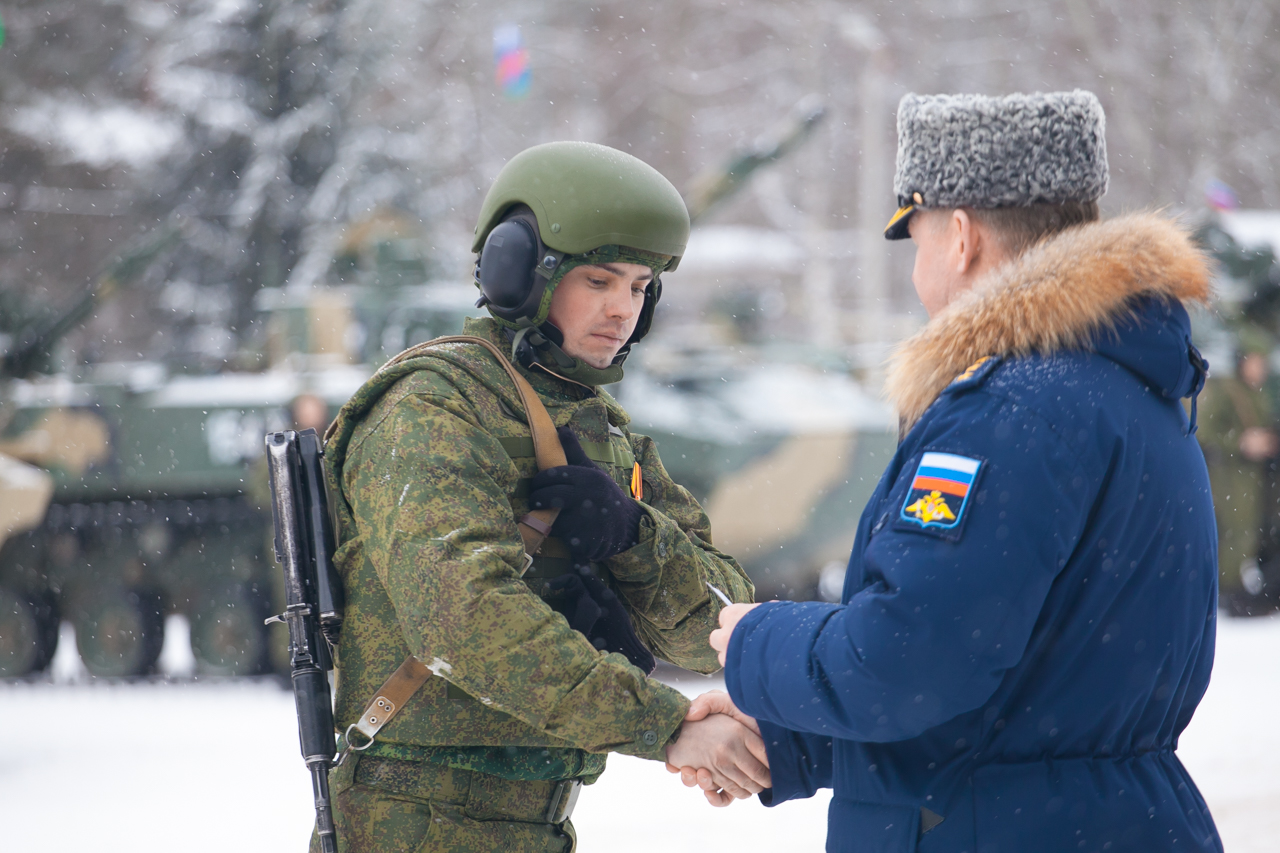 Новая военная техника поступила в распоряжение 2-го батальона 104-го полка 76-й дивизии. Церемония передачи БТР и БМД состоялась при участии командующего ВДВ России Андрея Сердюкова. Генерал-полковник назвал сегодняшний день историческим, так как батальону вручается комплект самого современного бронетанкового вооружения, а также наградил ряд военнослужащих дивизии медалями Минобороны. Фоторепортаж Дмитрия Самосудова 