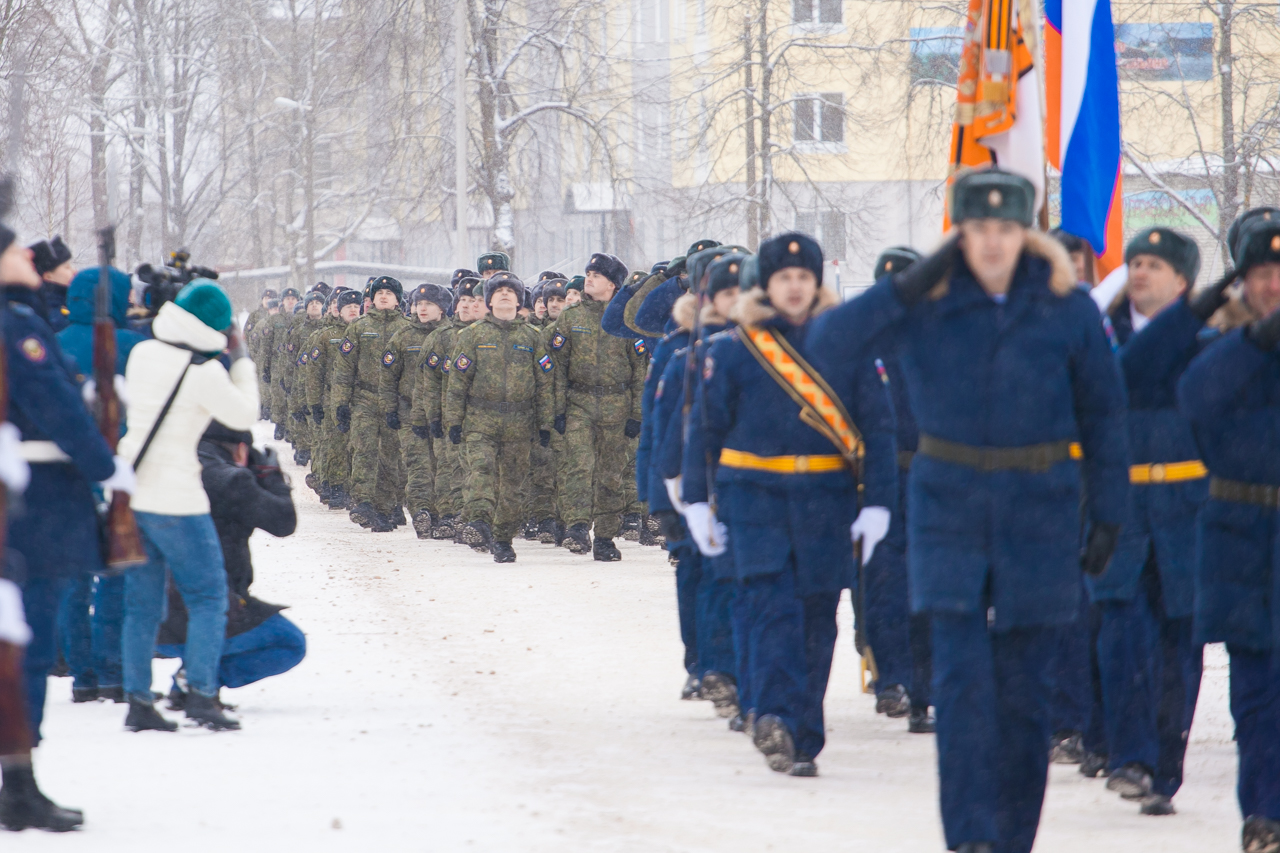 76 военнослужащих