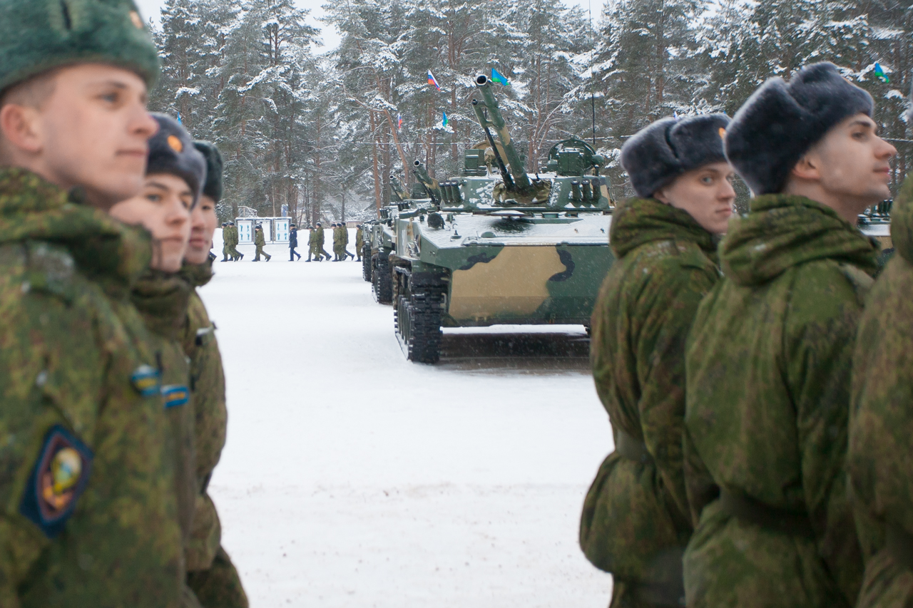 Новая военная техника поступила в распоряжение 2-го батальона 104-го полка 76-й дивизии. Церемония передачи БТР и БМД состоялась при участии командующего ВДВ России Андрея Сердюкова. Генерал-полковник назвал сегодняшний день историческим, так как батальону вручается комплект самого современного бронетанкового вооружения, а также наградил ряд военнослужащих дивизии медалями Минобороны. Фоторепортаж Дмитрия Самосудова 