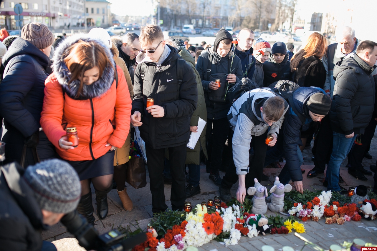 Митинг памяти жертв. Траурный митинг. Память погибших в Кемерово. Прощание с погибшими в зимней вишне.