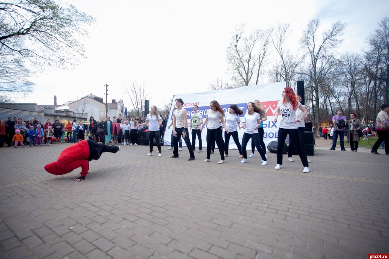 1 мая в Детском парке Пскова состоялся большой «Весенний праздник», приуроченный к Дню труда и празднованию Пасхи. Организатором выступил Псковский облсовпроф. Фото Андрея Буянова