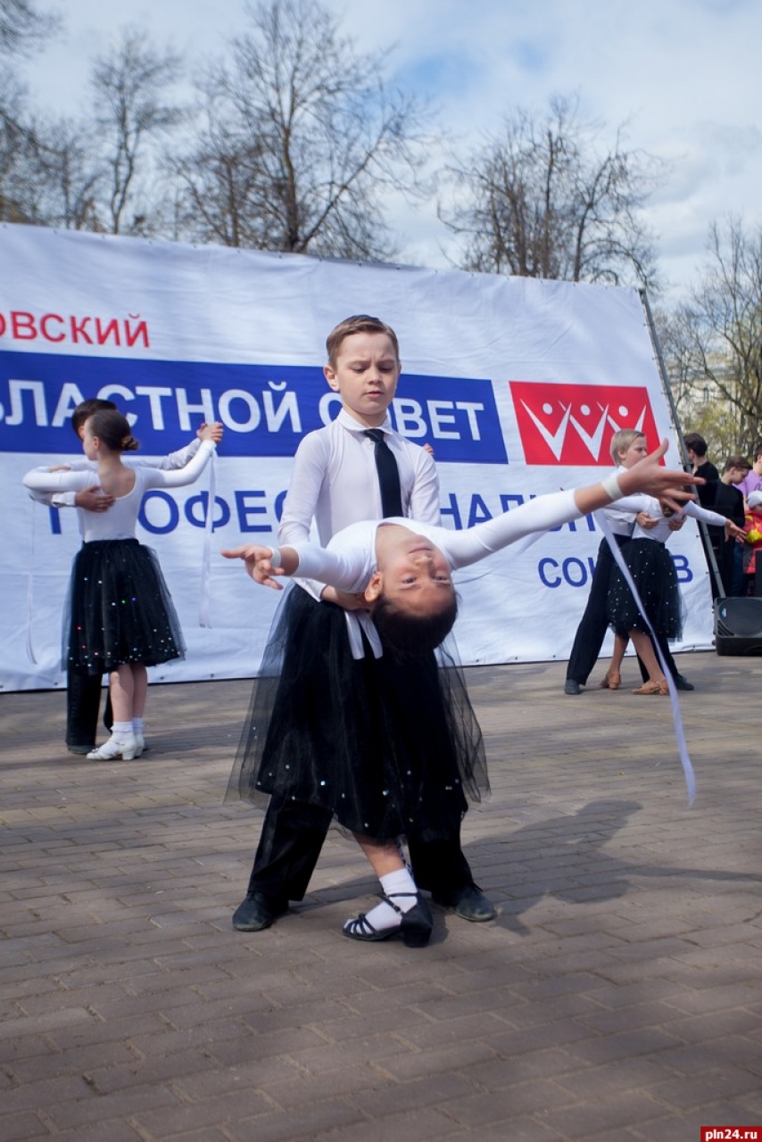 1 мая в Детском парке Пскова состоялся большой «Весенний праздник», приуроченный к Дню труда и празднованию Пасхи. Организатором выступил Псковский облсовпроф. Фото Андрея Буянова