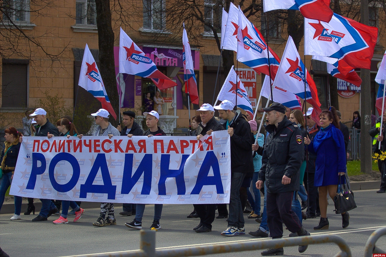 Партии лдпр и кпрф. Оппозиционные партии фото. Фото шествия ко Дню Великого Новгорода.