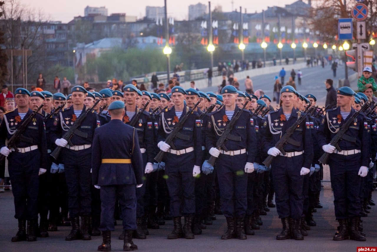 5 мая в Пскове прошла репетиция Парада, приуроченного к 71-й годовщине Победы в Великой Отечественной войне. В этом году в Пскове Парад Победы вновь пройдет с использованием военной техники. Фото Андрея Буянова