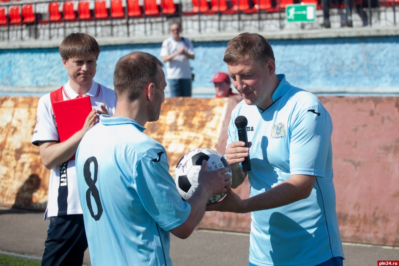 «Легенды Псковского футбола» и «Сборная ветеранов» сыграли дружеский матч, приуроченный к 50-летнему юбилею мастера спорта по футболу Александра Гультяева, сегодня, 7 мая. Глава Пскова Иван Цецерский с губернатором Псковской области Андреем Турчаком и юбиляром приняли участие во встрече в составе команды «Легенды Псковского футбола». Фото Андрея Буянова