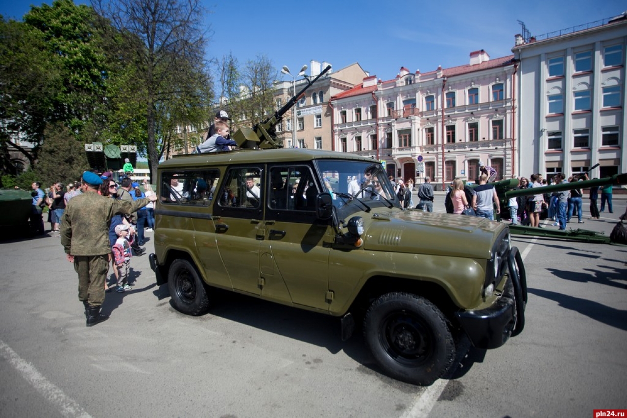 На выставке, подготовленная 76 дивизией ВДВ к 71-ой годовщине Дня Победы, представлены 8 единиц военной техники: танки, зенитные установки, бронетранспортер, специализированные военные машины последнего поколения. Фото Андрея Буянова