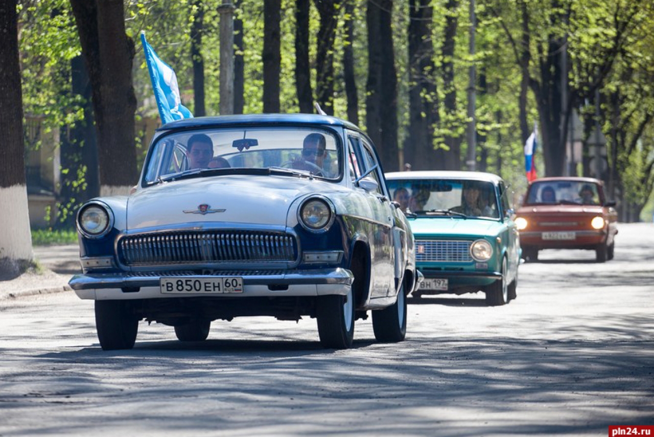 Ретро пробег. Автопробег ретро автомобилей. Автопробег раритетных автомобилей. Автопробег ретро авто с флагами. Пробег ретроавтомобилей РЖД.