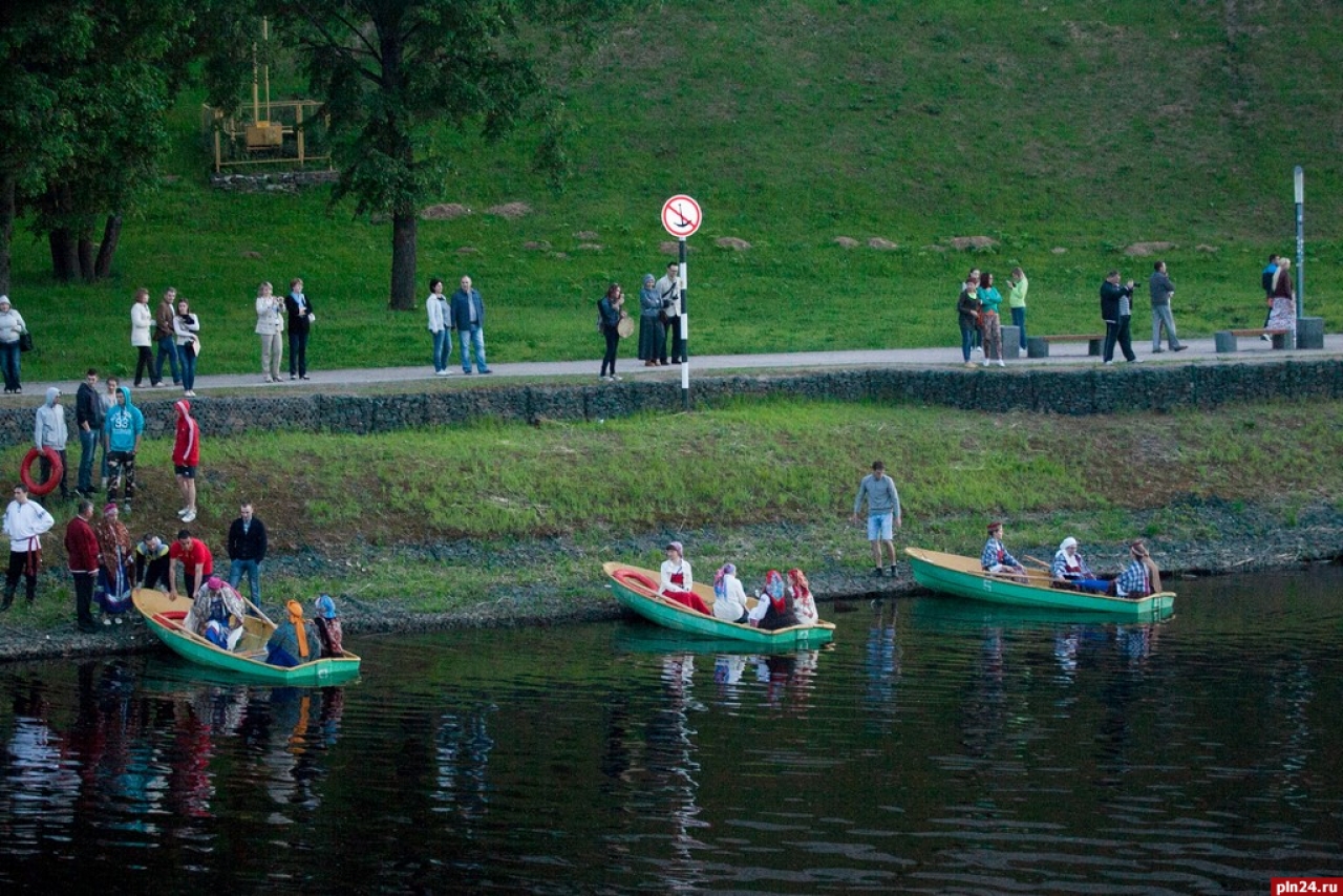 В рамках проведения основных мероприятий, посвященных Году Довмонта, в Пскове прошел IV Международный фольклорный фестиваль «Соловьиная ночь». В этом году в нем приняли участие 13 фольклорных коллективов, среди них и гости из Санкт-Петербурга, Нарвы, Даугаупилса, Гдова, Саратова и других городов России. Фото Андрея Буянова