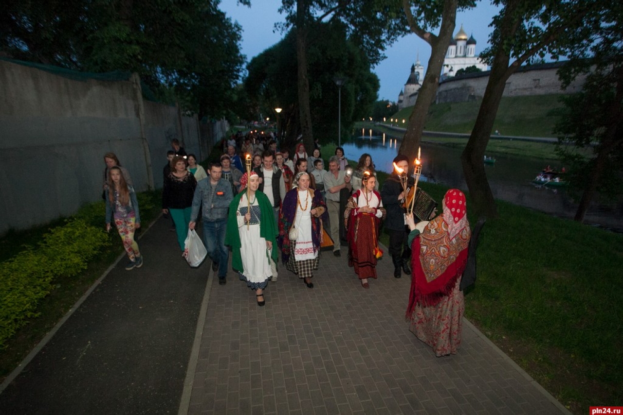 В рамках проведения основных мероприятий, посвященных Году Довмонта, в Пскове прошел IV Международный фольклорный фестиваль «Соловьиная ночь». В этом году в нем приняли участие 13 фольклорных коллективов, среди них и гости из Санкт-Петербурга, Нарвы, Даугаупилса, Гдова, Саратова и других городов России. Фото Андрея Буянова