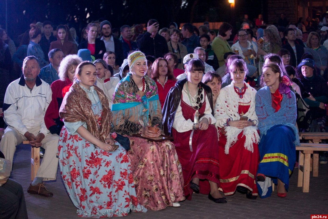 В рамках проведения основных мероприятий, посвященных Году Довмонта, в Пскове прошел IV Международный фольклорный фестиваль «Соловьиная ночь». В этом году в нем приняли участие 13 фольклорных коллективов, среди них и гости из Санкт-Петербурга, Нарвы, Даугаупилса, Гдова, Саратова и других городов России. Фото Андрея Буянова