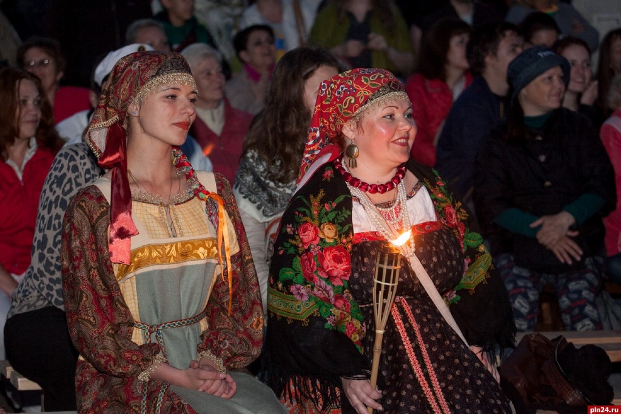 В рамках проведения основных мероприятий, посвященных Году Довмонта, в Пскове прошел IV Международный фольклорный фестиваль «Соловьиная ночь». В этом году в нем приняли участие 13 фольклорных коллективов, среди них и гости из Санкт-Петербурга, Нарвы, Даугаупилса, Гдова, Саратова и других городов России. Фото Андрея Буянова