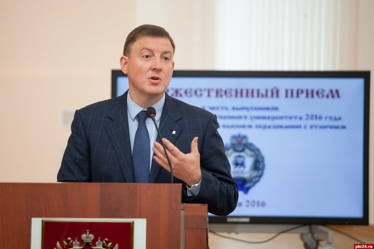 7 июля в большом зала администрации Псковской области состоялся ежегодный торжественный прием для выпускников ПсковГУ, получивших дипломы о высшем образовании с отличием. Мероприятие провел губернатор Псковской области, председатель Наблюдательного (Попечительского) совета ПсковГУ Андрей Турчак. Фото Андрея Буянова