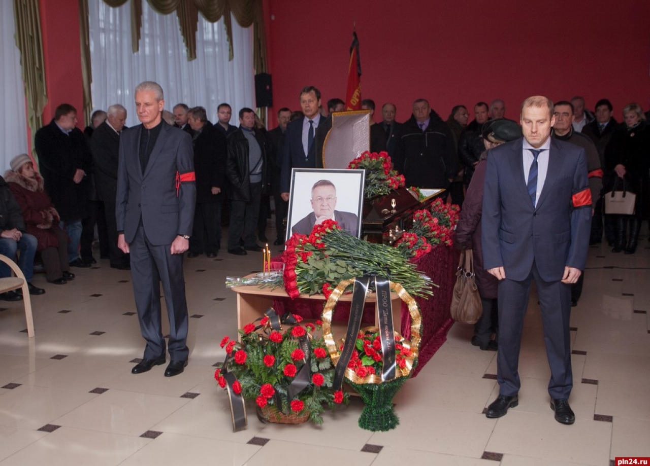 Сегодня, 13 декабря, в зале Псковской областной универсальной научной библиотеки прошло прощание с депутатом Псковского областного Собрания, руководителем регионального отделения КПРФ Александром Роговым. Фоторепортаж Андрея Буянова.