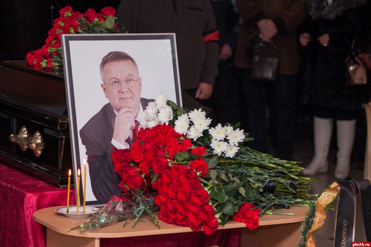 Сегодня, 13 декабря, в зале Псковской областной универсальной научной библиотеки прошло прощание с депутатом Псковского областного Собрания, руководителем регионального отделения КПРФ Александром Роговым. Фоторепортаж Андрея Буянова.