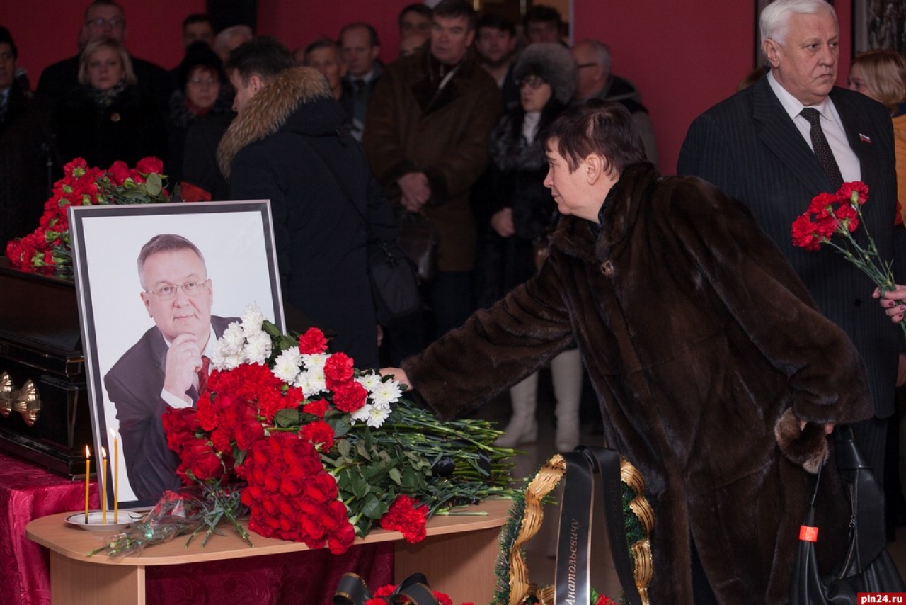 Сегодня, 13 декабря, в зале Псковской областной универсальной научной библиотеки прошло прощание с депутатом Псковского областного Собрания, руководителем регионального отделения КПРФ Александром Роговым. Фоторепортаж Андрея Буянова.