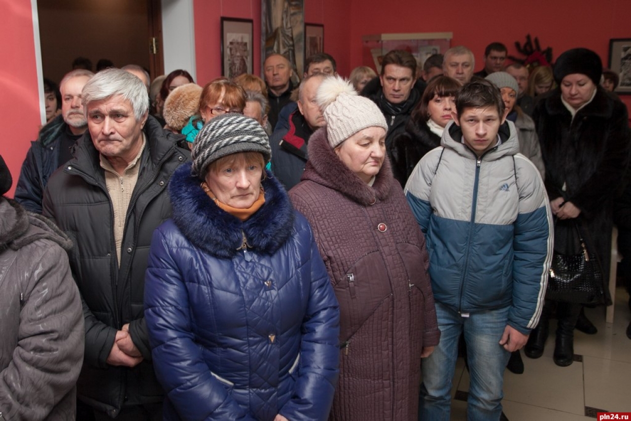 Сегодня, 13 декабря, в зале Псковской областной универсальной научной библиотеки прошло прощание с депутатом Псковского областного Собрания, руководителем регионального отделения КПРФ Александром Роговым. Фоторепортаж Андрея Буянова.