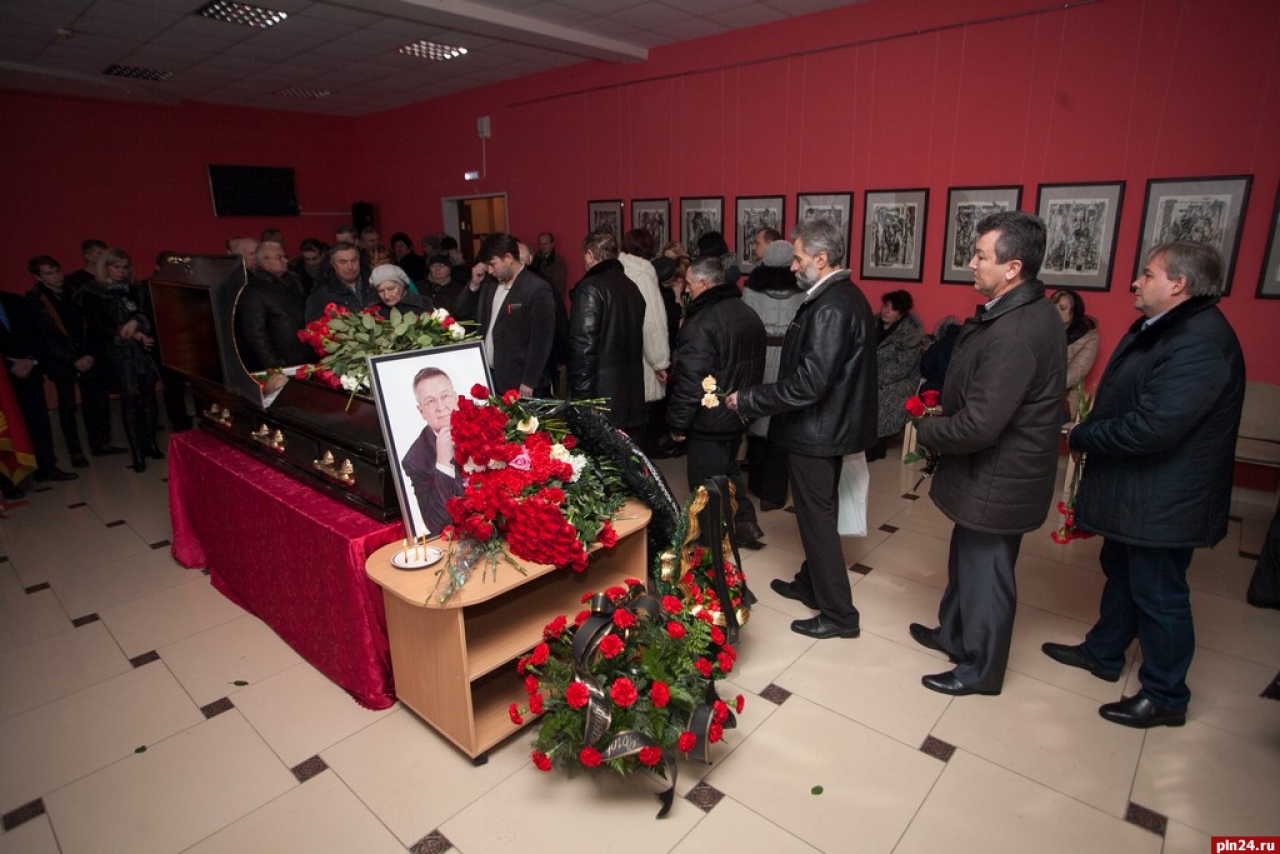 Сегодня, 13 декабря, в зале Псковской областной универсальной научной библиотеки прошло прощание с депутатом Псковского областного Собрания, руководителем регионального отделения КПРФ Александром Роговым. Фоторепортаж Андрея Буянова.