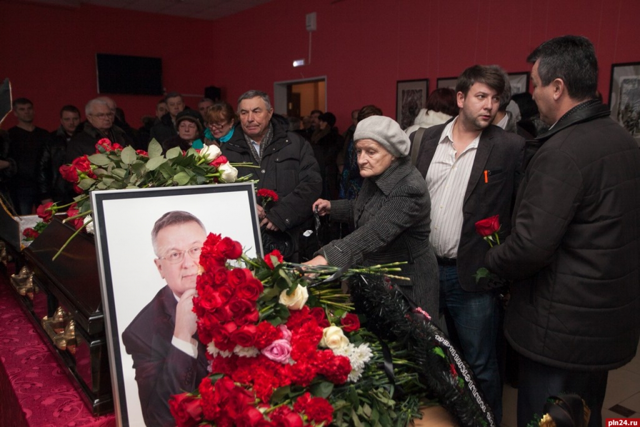 Сегодня, 13 декабря, в зале Псковской областной универсальной научной библиотеки прошло прощание с депутатом Псковского областного Собрания, руководителем регионального отделения КПРФ Александром Роговым. Фоторепортаж Андрея Буянова.