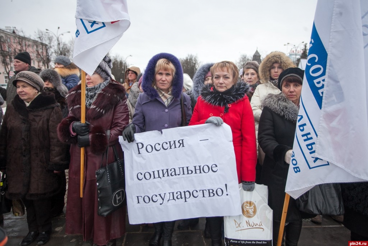 На площади Ленина в Пскове прошел митинг «За индексацию должностных окладов работников бюджетных организаций и муниципальных служащих Псковской области». Участие в митинге принияло около 200 человек. Фоторепортаж Андрея Буянова.