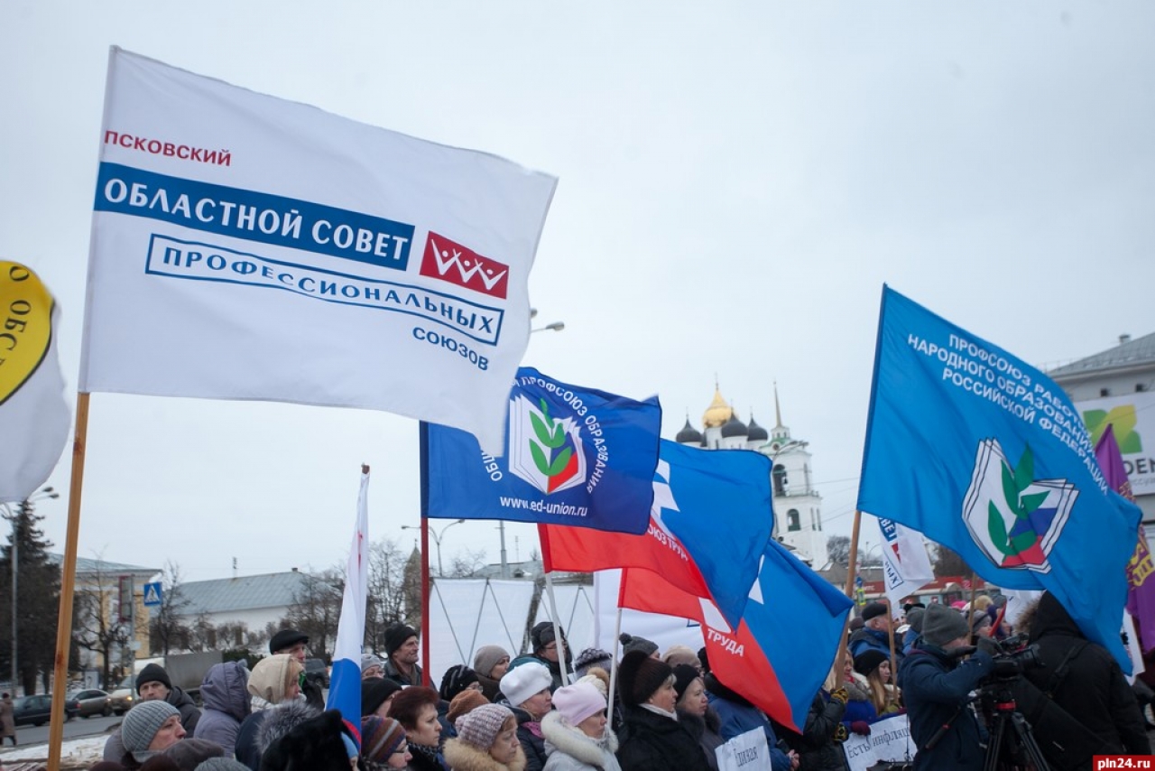 На площади Ленина в Пскове прошел митинг «За индексацию должностных окладов работников бюджетных организаций и муниципальных служащих Псковской области». Участие в митинге принияло около 200 человек. Фоторепортаж Андрея Буянова.