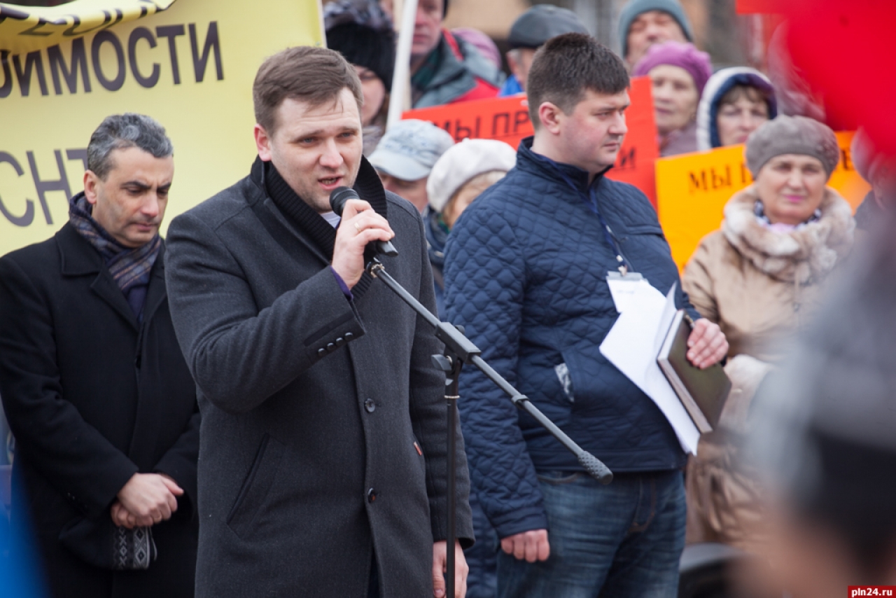 В Пскове в сквере имени 60-летия Октября (на «4-х углах», в районе улиц Максима Горького, Конной и Рижского проспекта) состоялся митинг садоводов, протестующих против повышения кадастровой стоимости их участков и роста земельного налога. Фоторепортаж Андрея Буянова.