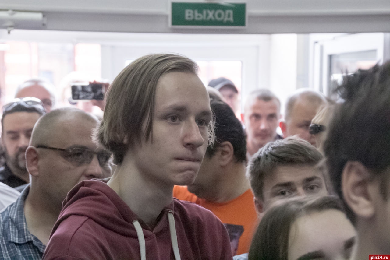 Состоялось открытие предвыборного штаба оппозиционного политика Алексея Навального в Пскове. Фоторепортаж Андрея Буянова.