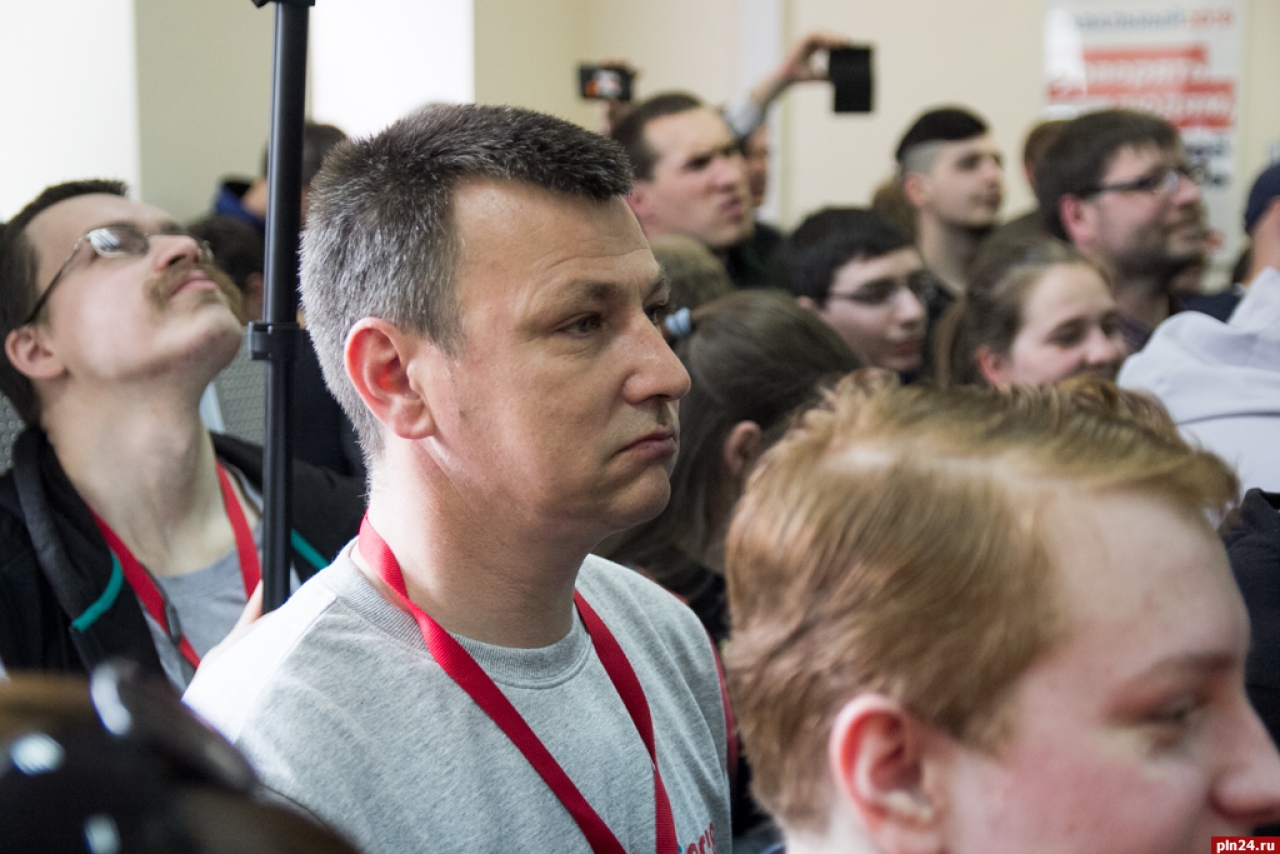 Состоялось открытие предвыборного штаба оппозиционного политика Алексея Навального в Пскове. Фоторепортаж Андрея Буянова.