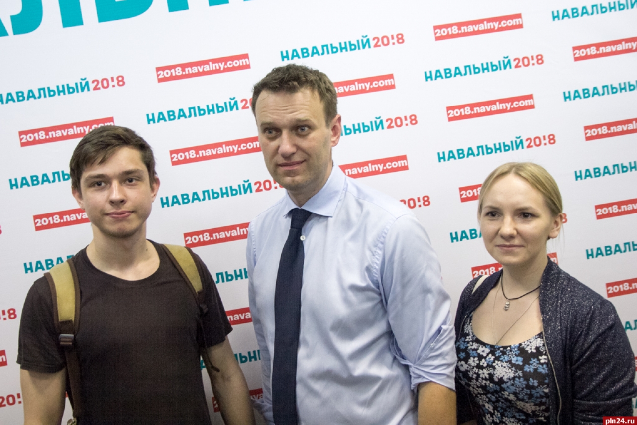 Состоялось открытие предвыборного штаба оппозиционного политика Алексея Навального в Пскове. Фоторепортаж Андрея Буянова.
