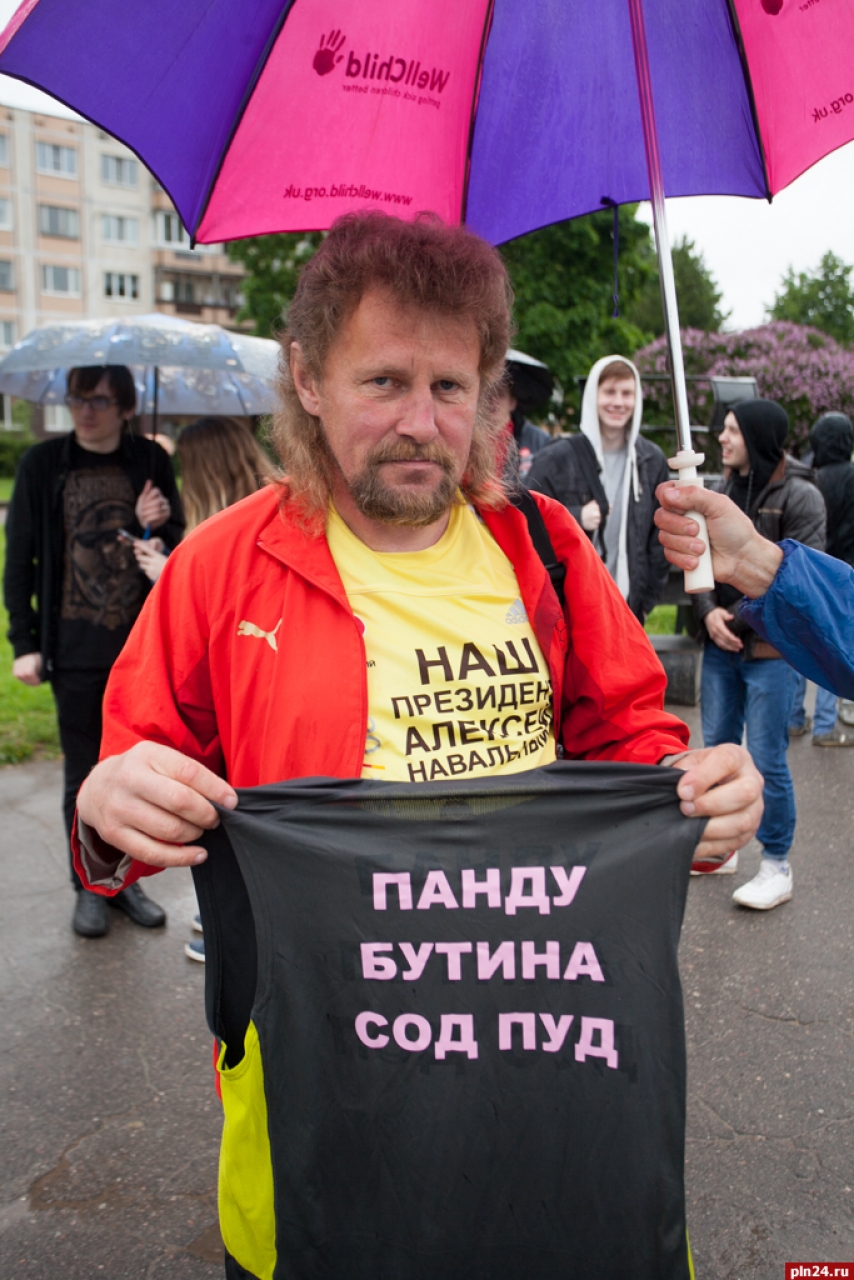 В Пскове, как и в многих российских городах, состоялась акция против коррупции, организованная сторонниками оппозиционного политика Алексея Навального. Фоторепортаж Андрея Буянова.