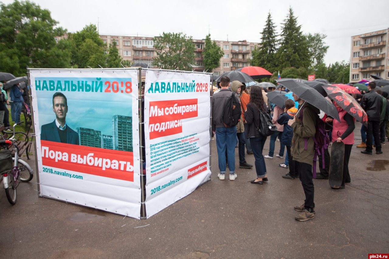 В Пскове, как и в многих российских городах, состоялась акция против коррупции, организованная сторонниками оппозиционного политика Алексея Навального. Фоторепортаж Андрея Буянова.