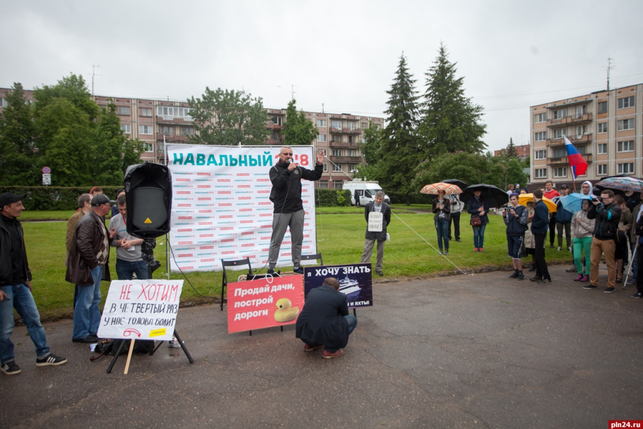 В Пскове, как и в многих российских городах, состоялась акция против коррупции, организованная сторонниками оппозиционного политика Алексея Навального. Фоторепортаж Андрея Буянова.