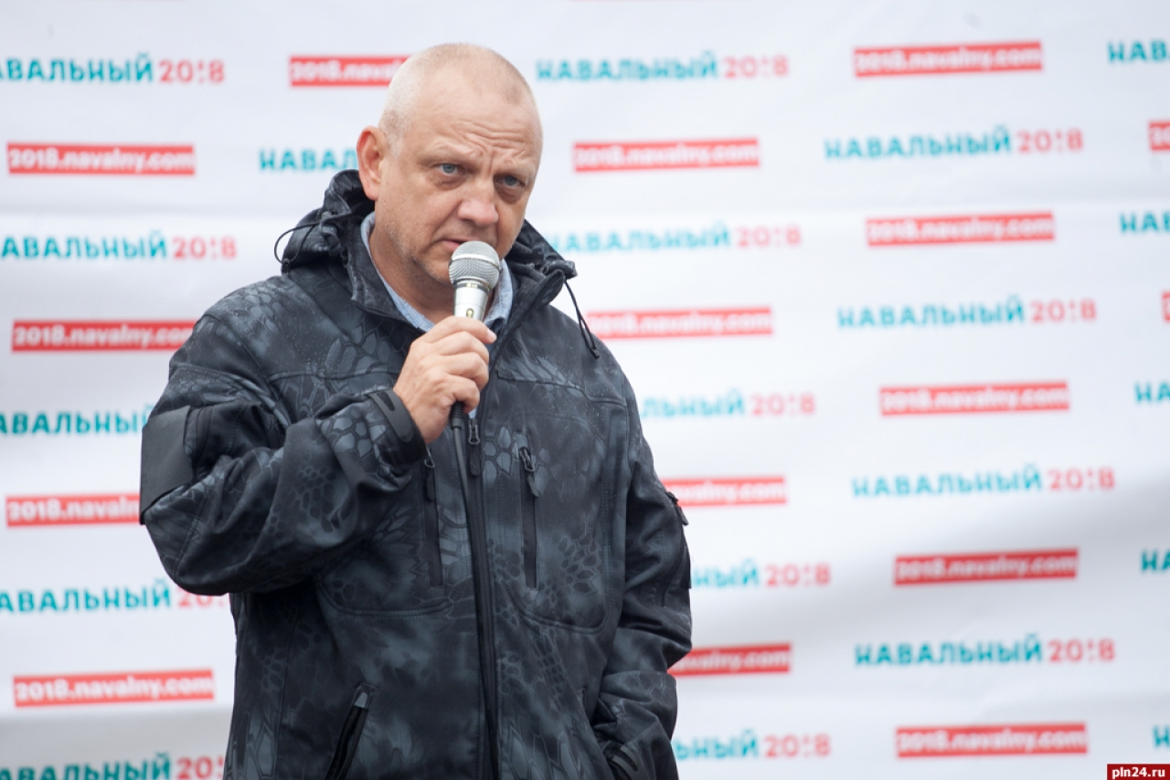 В Пскове, как и в многих российских городах, состоялась акция против коррупции, организованная сторонниками оппозиционного политика Алексея Навального. Фоторепортаж Андрея Буянова.