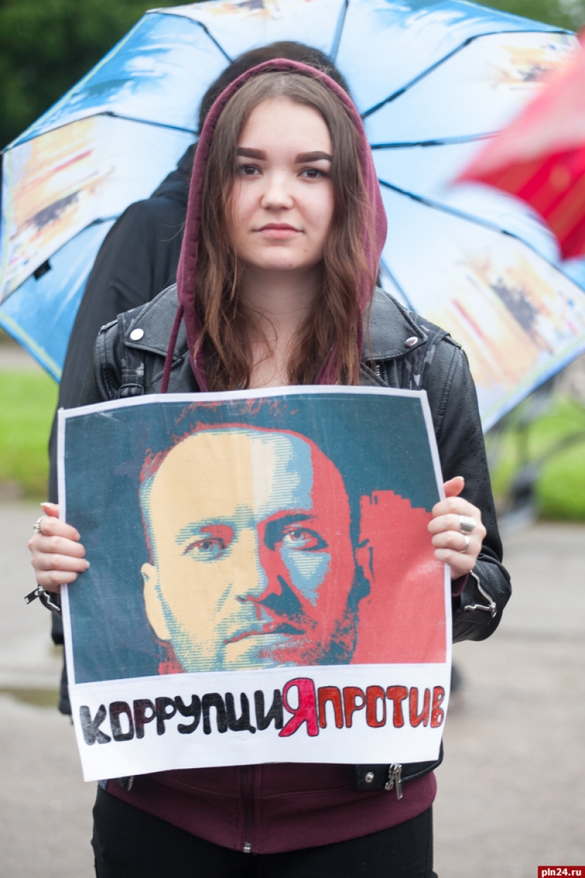 В Пскове, как и в многих российских городах, состоялась акция против коррупции, организованная сторонниками оппозиционного политика Алексея Навального. Фоторепортаж Андрея Буянова.