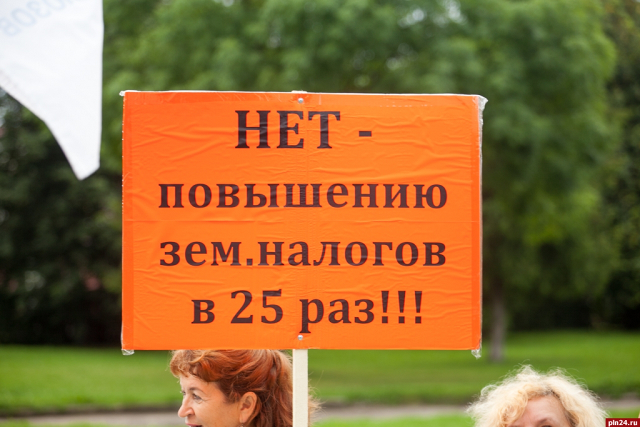 В сквере на «Четырех углах» состоялся пикет садоводов против завышенной кадастровой стоимости земли. Фоторепортаж Андрея Буянова.