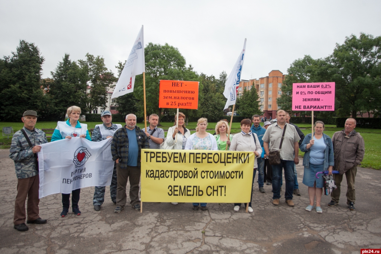В сквере на «Четырех углах» состоялся пикет садоводов против завышенной кадастровой стоимости земли. Фоторепортаж Андрея Буянова.