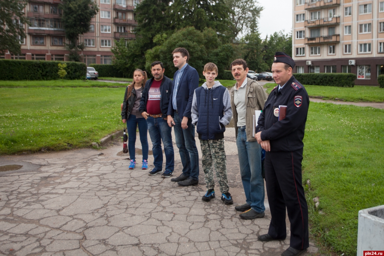 В сквере на «Четырех углах» состоялся пикет садоводов против завышенной кадастровой стоимости земли. Фоторепортаж Андрея Буянова.