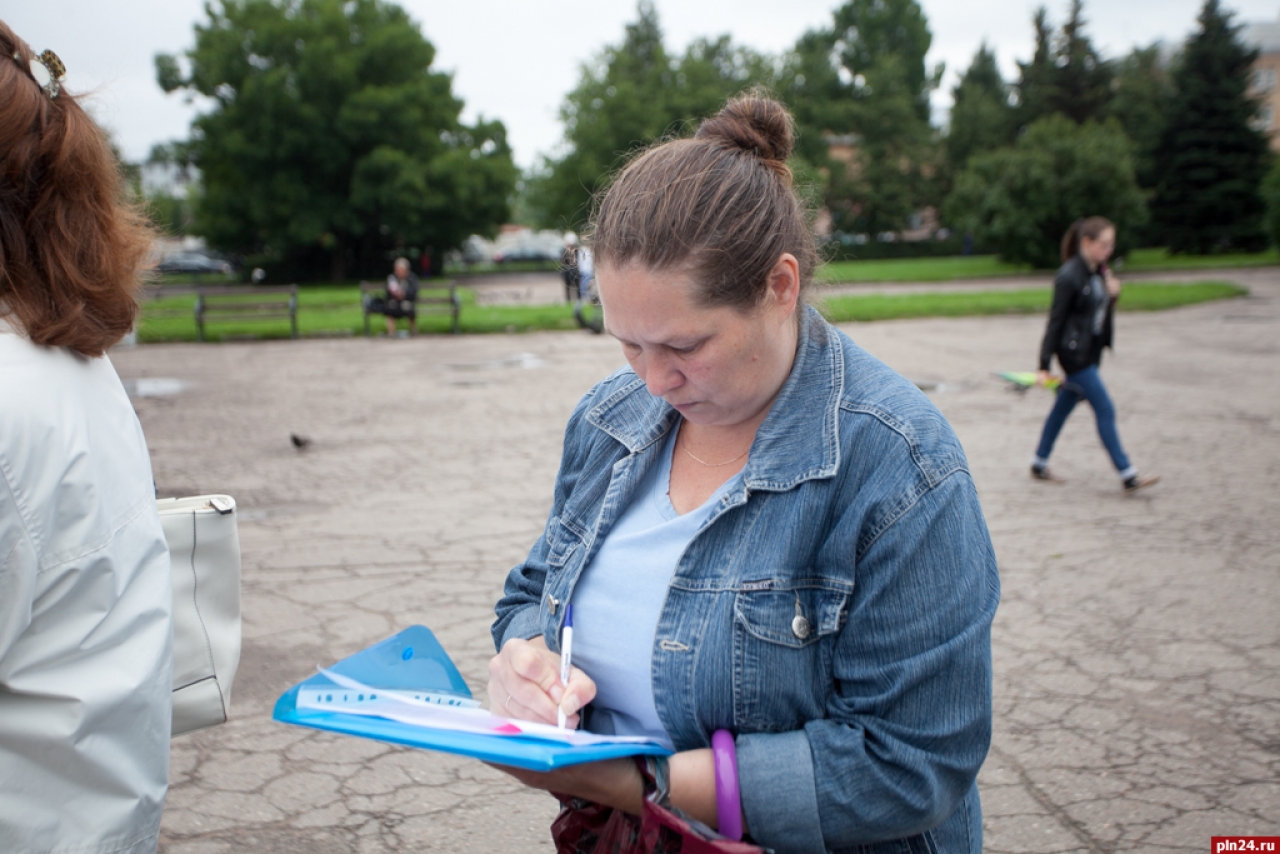 В сквере на «Четырех углах» состоялся пикет садоводов против завышенной кадастровой стоимости земли. Фоторепортаж Андрея Буянова.