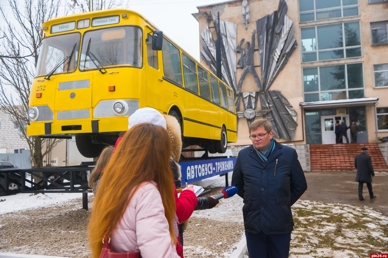 27 октября в Пскове открылся «Памятник автобусу-труженику».  Cобытие приурочено к Дню работников автомобильного транспорта. Фото Дмитрия Самосудова